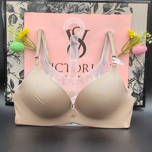 Victoria Secret Smooth Wireless Push Up Bra 32B Praline